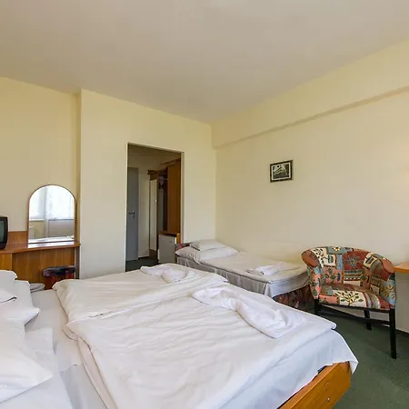 Nostra 3* שיופוק